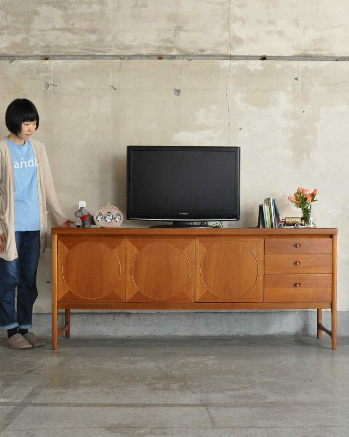 サイドボード　アンティーク家具　北欧インテリア、Nathan（ネイサン）社のキレイなヴィンテージサイドボード。脚があるので軽やかな印象です。(x-963-f)