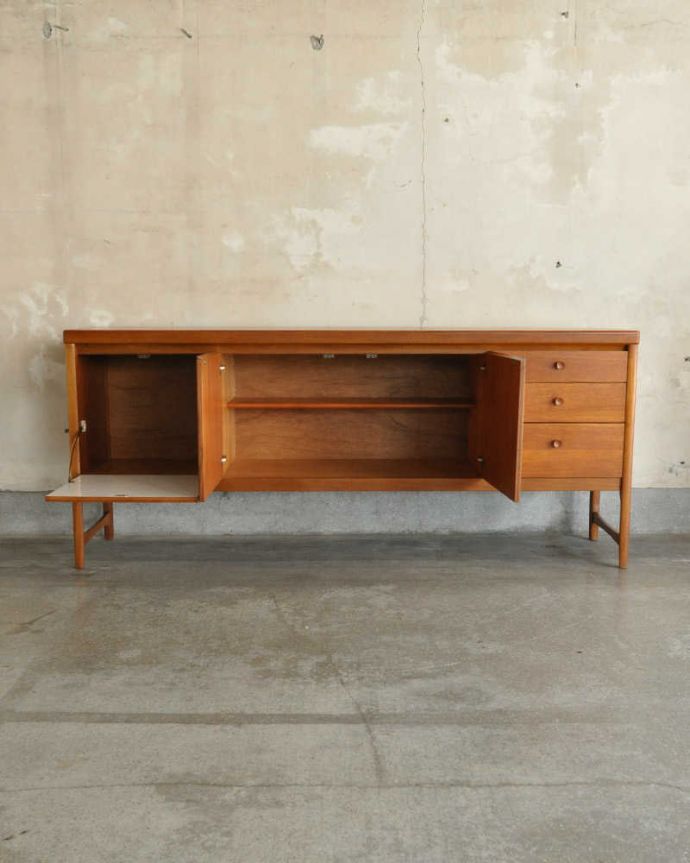 サイドボード　アンティーク家具　北欧インテリア、Nathan（ネイサン）社のキレイなヴィンテージサイドボード。扉の奥はたっぷり収納。(x-963-f)