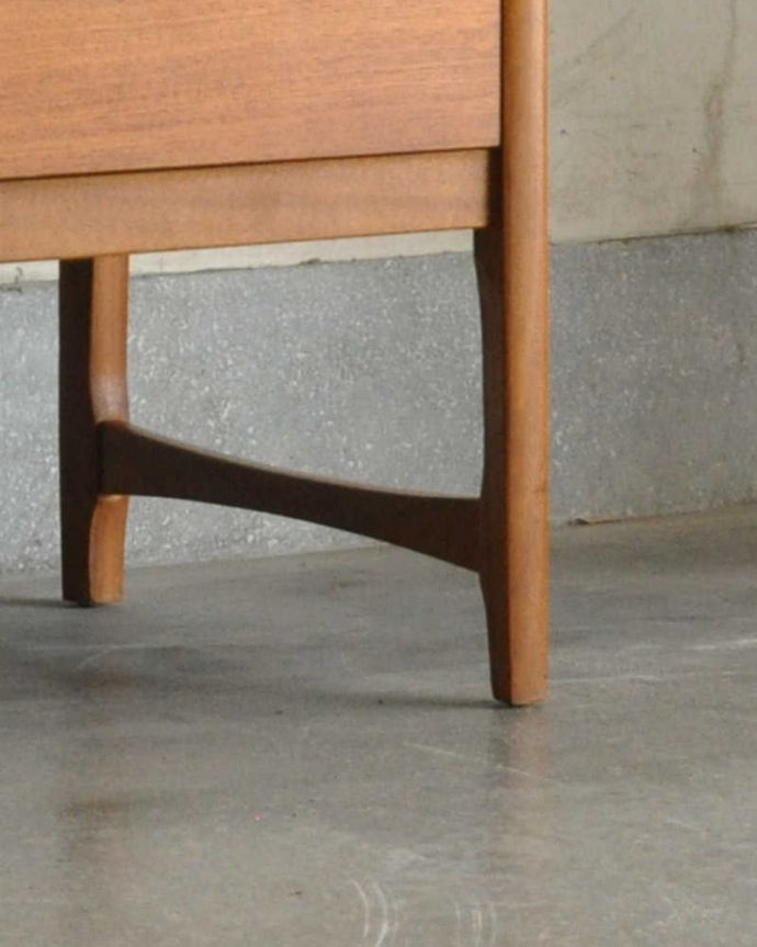 サイドボード　アンティーク家具　北欧インテリア、Nathan（ネイサン）社のキレイなヴィンテージサイドボード。脚はすっきりしたデザインです。(x-963-f)