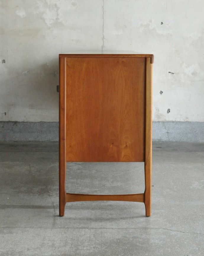 サイドボード　アンティーク家具　北欧インテリア、Nathan（ネイサン）社のキレイなヴィンテージサイドボード。どこから見てもステキ。(x-963-f)