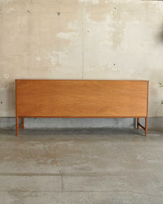 サイドボード　アンティーク家具　北欧インテリア、Nathan（ネイサン）社のキレイなヴィンテージサイドボード。アンティークは新品ではないので、もちろん経年変化によるキズはありますが、専門の職人が目立たないようキレイにお直しをしているので、後姿までキレイです。(x-963-f)