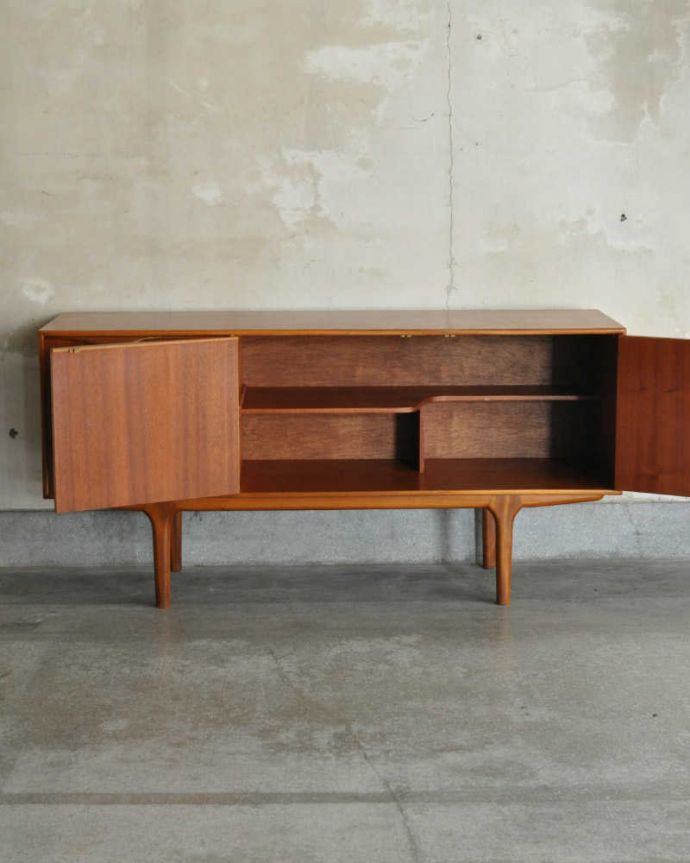 サイドボード　アンティーク家具　憧れていた北欧スタイルのインテリア、マッキントッシュのヴィンテージサイドボード。扉の奥はたっぷり収納中を開けると、たっぷりの収納が。(x-964-f)