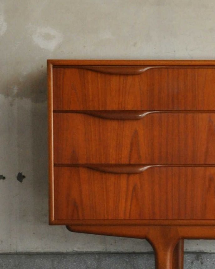 サイドボード　アンティーク家具　憧れていた北欧スタイルのインテリア、マッキントッシュのヴィンテージサイドボード。デザインの一部になっている取っ手取っ手のデザインもシンプルかつ機能的に。(x-964-f)