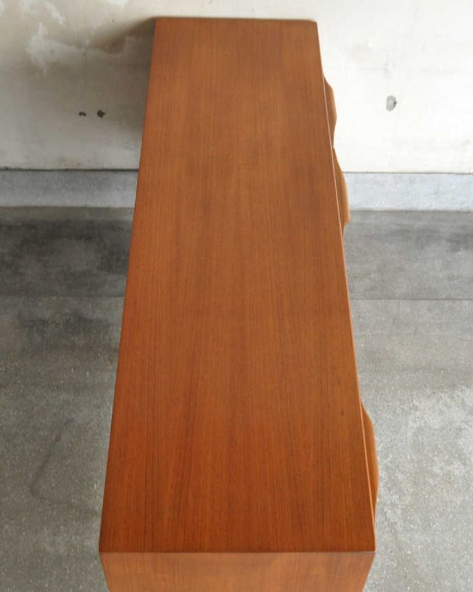 サイドボード　アンティーク家具　憧れていた北欧スタイルのインテリア、マッキントッシュのヴィンテージサイドボード。天板の塗装もキレイに仕上げましたヴィンテージの家具は修復方法が様々。(x-964-f)