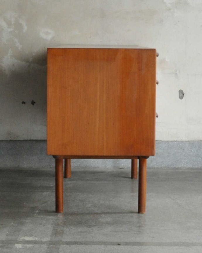 サイドボード　アンティーク家具　憧れていた北欧スタイルのインテリア、マッキントッシュのヴィンテージサイドボード。横から見てもスッキリどこから見てもスッキリとしてステキなヴィンテージ。(x-964-f)