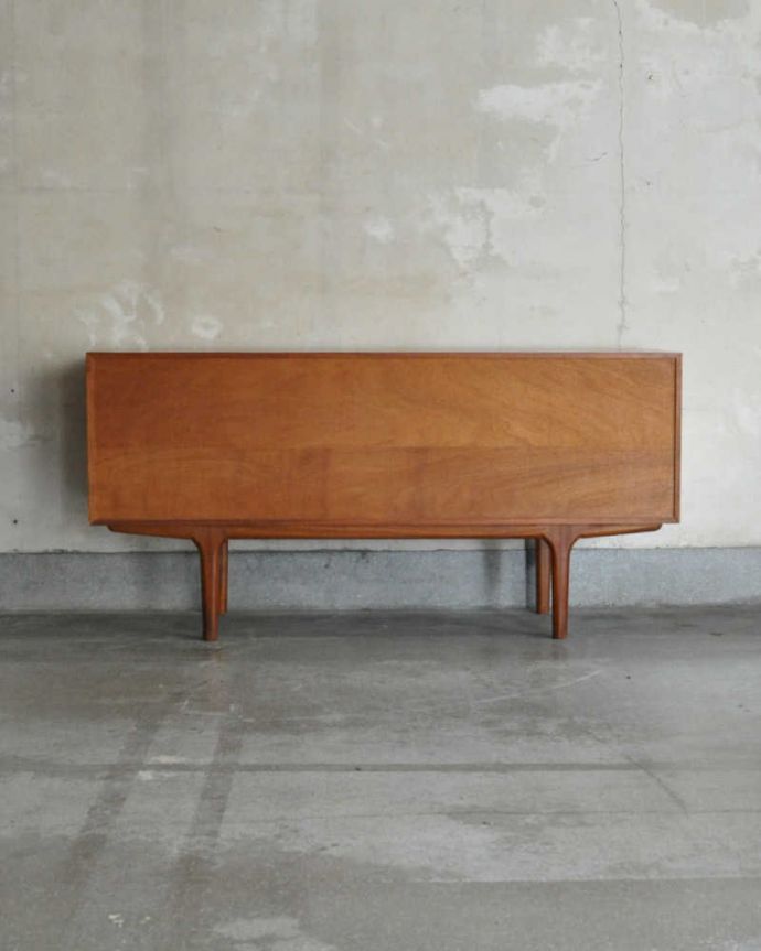 サイドボード　アンティーク家具　憧れていた北欧スタイルのインテリア、マッキントッシュのヴィンテージサイドボード。もちろん後ろ姿もキレイですビンテージは新品ではないので、もちろん経年変化によるキズはあります。(x-964-f)