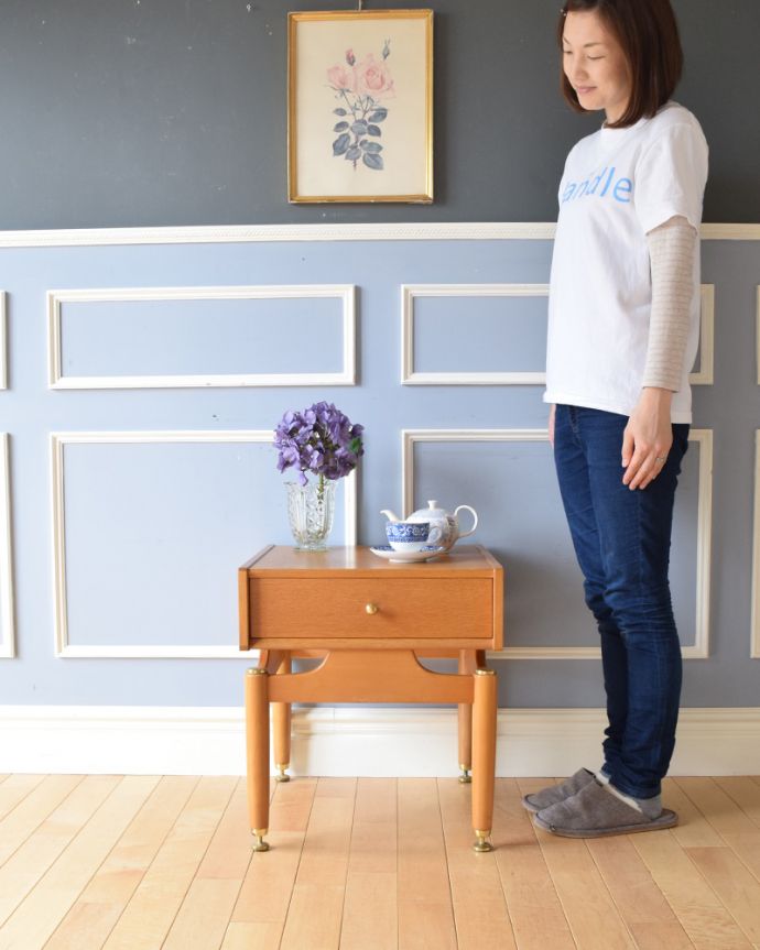 G-PLAN(Gプラン)　アンティーク家具　カッコイイG-PLAN、どこでも使えるコンパクトな北欧スタイルのサイドテーブル。ベッドやソファの横など、どこにでもちょこんと置けるコンパクトサイズで便利です。(x-966-f)