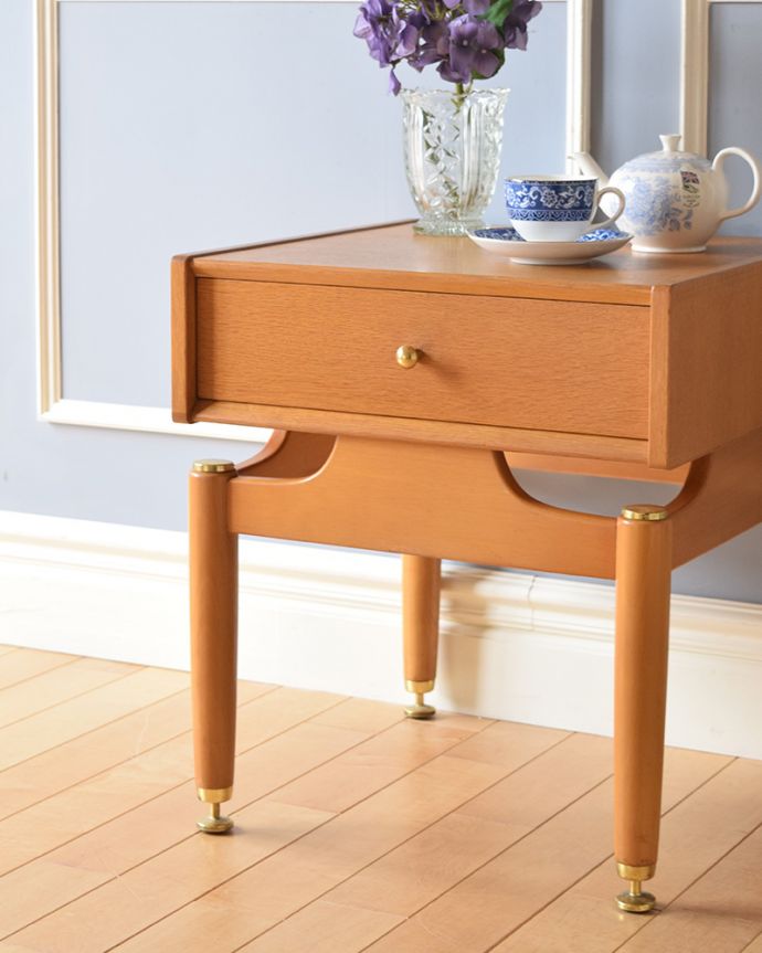 G-PLAN(Gプラン)　アンティーク家具　カッコイイG-PLAN、どこでも使えるコンパクトな北欧スタイルのサイドテーブル。これだけ小ぶりなものなら、仮住まいの方でも気軽に取り入れることが出来ます。(x-966-f)