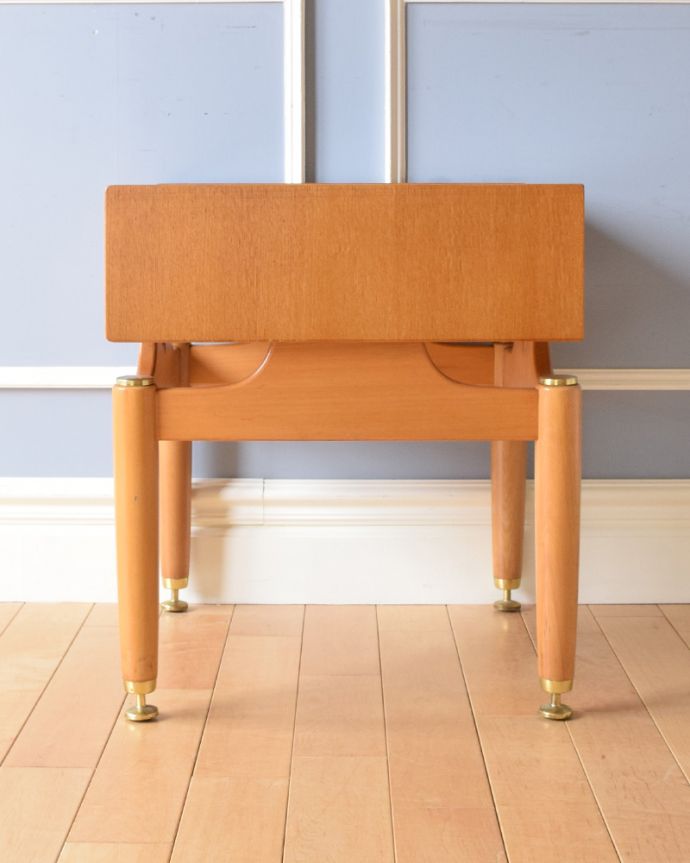 G-PLAN(Gプラン)　アンティーク家具　カッコイイG-PLAN、どこでも使えるコンパクトな北欧スタイルのサイドテーブル。脚のデザインがスタイリッシュでかっこいい！人気の北欧インテリアやシンプルモダンのお部屋にもピッタリですよ。(x-966-f)