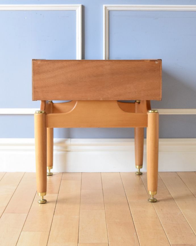 G-PLAN(Gプラン)　アンティーク家具　カッコイイG-PLAN、どこでも使えるコンパクトな北欧スタイルのサイドテーブル。アンティークは新品ではないので、もちろん経年変化によるキズはありますが、専門の職人が目立たないようキレイにお直しをしているので、後姿までキレイです。(x-966-f)