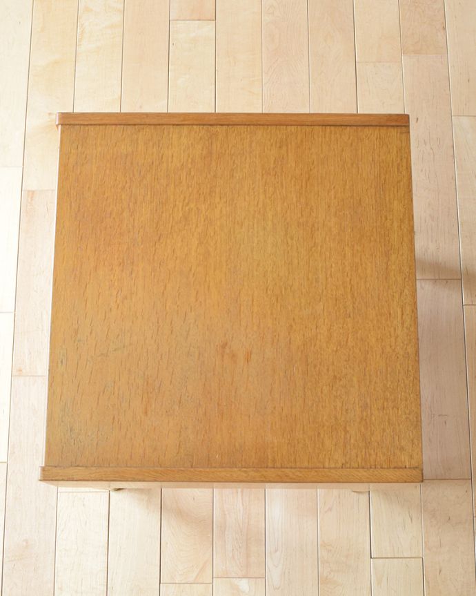 G-PLAN(Gプラン)　アンティーク家具　カッコイイG-PLAN、どこでも使えるコンパクトな北欧スタイルのサイドテーブル。天板もピカピカにお直ししました。(x-966-f)