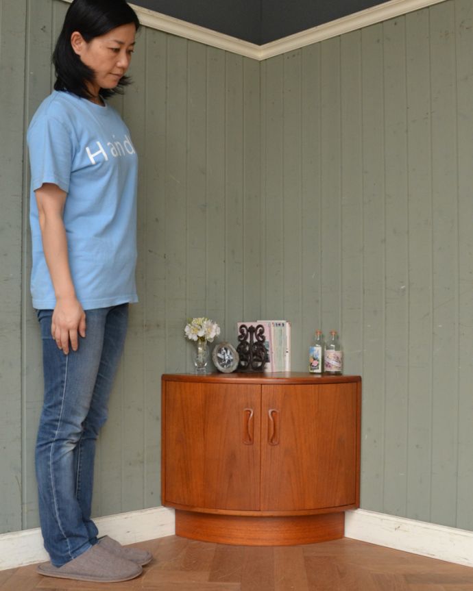 G-PLAN(Gプラン)　アンティーク家具　コーナーをオシャレに活用、G-planのフレスコのコーナーキャビネット。リビングの電話台にもオススメです。(x-967-f)