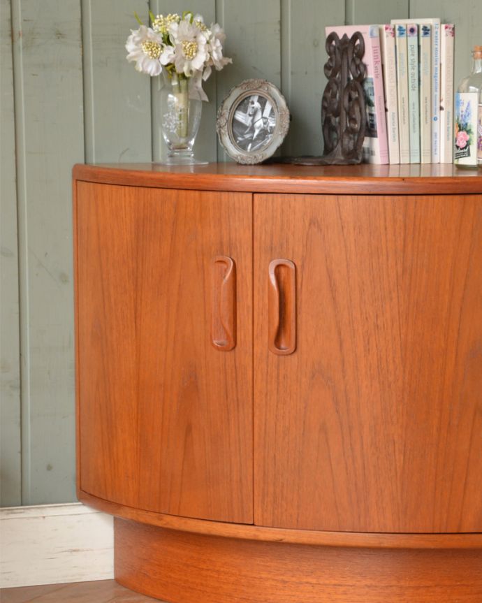 G-PLAN(Gプラン)　アンティーク家具　コーナーをオシャレに活用、G-planのフレスコのコーナーキャビネット。北欧家具のお部屋にピッタリ！男女ともに人気のシンプルでスタイリッシュなインテリアです。(x-967-f)