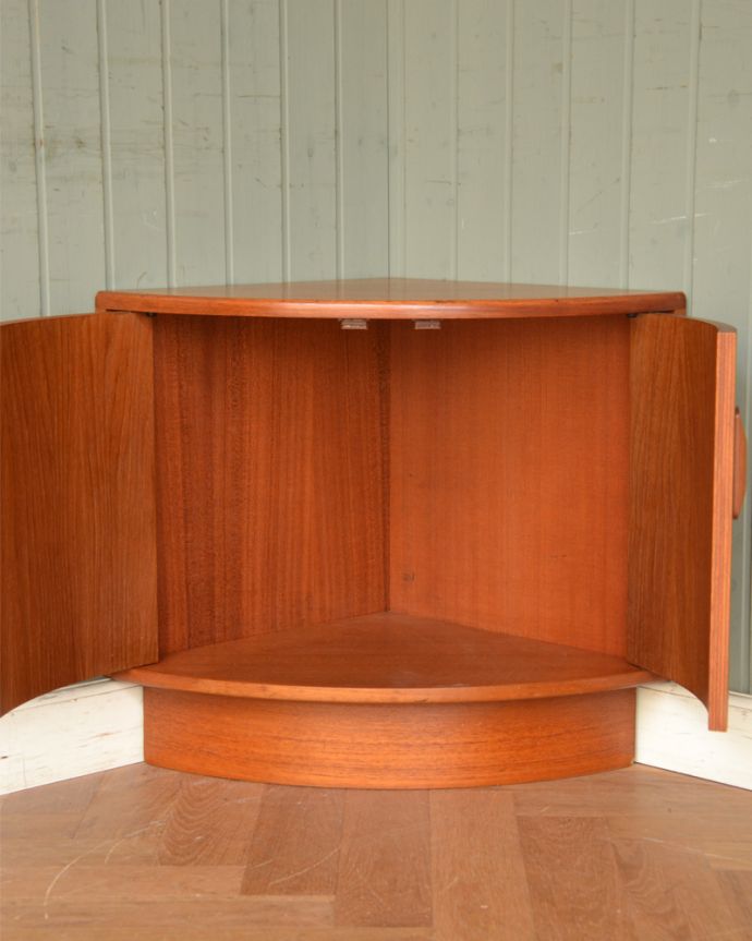 G-PLAN(Gプラン)　アンティーク家具　コーナーをオシャレに活用、G-planのフレスコのコーナーキャビネット。内側もキレイにお直ししてありますのでご安心ください。(x-967-f)