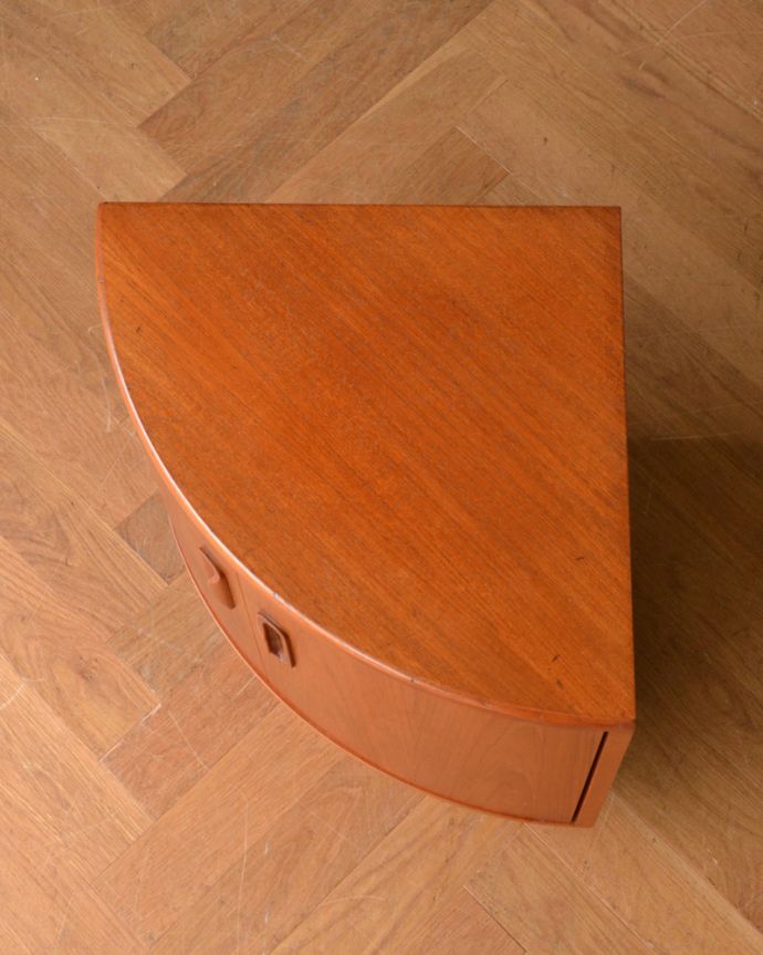 G-PLAN(Gプラン)　アンティーク家具　コーナーをオシャレに活用、G-planのフレスコのコーナーキャビネット。天板もピカピカにお直ししました。(x-967-f)