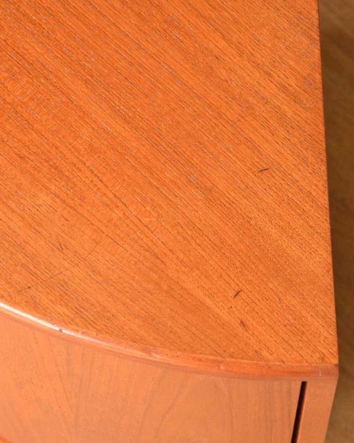 G-PLAN(Gプラン)　アンティーク家具　コーナーをオシャレに活用、G-planのフレスコのコーナーキャビネット。木目の表情がよく出ています。(x-967-f)