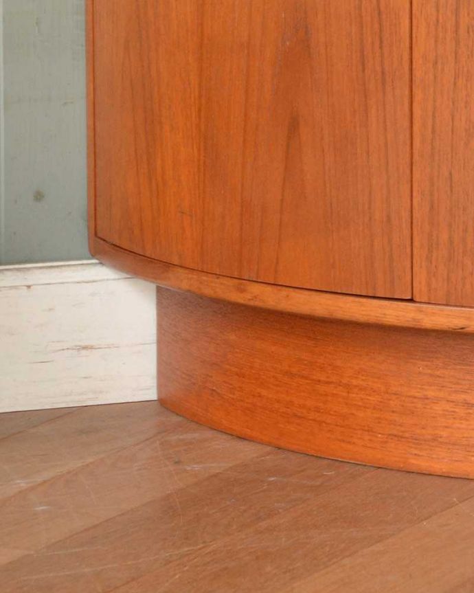 G-PLAN(Gプラン)　アンティーク家具　コーナーをオシャレに活用、G-planのフレスコのコーナーキャビネット。きちんと支えます。(x-967-f)