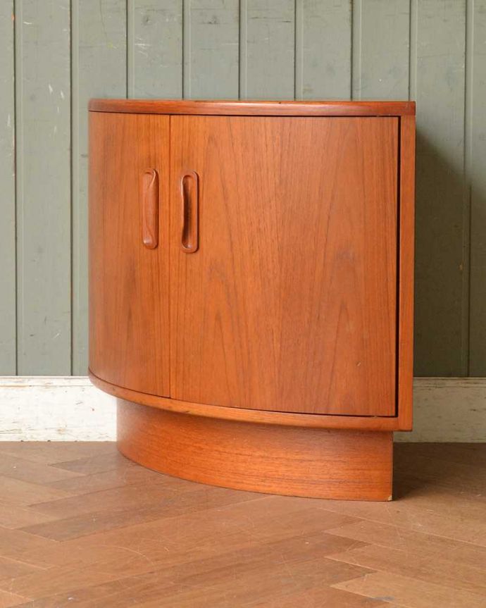 G-PLAN(Gプラン)　アンティーク家具　コーナーをオシャレに活用、G-planのフレスコのコーナーキャビネット。サイドから見てもキレイな状態です。(x-967-f)