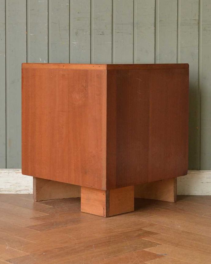 G-PLAN(Gプラン)　アンティーク家具　コーナーをオシャレに活用、G-planのフレスコのコーナーキャビネット。アンティークは新品ではないので、もちろん経年変化によるキズはありますが、専門の職人が目立たないようキレイにお直しをしているので、後姿までキレイです。(x-967-f)