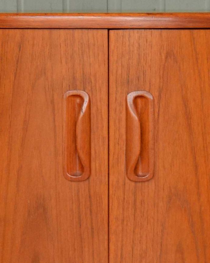 G-PLAN(Gプラン)　アンティーク家具　コーナーをオシャレに活用、G-planのフレスコのコーナーキャビネット。開閉しやすい形の取っ手です。(x-967-f)