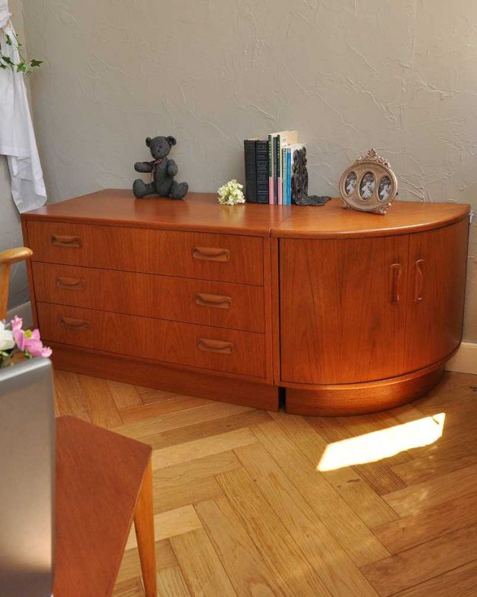 G-PLAN(Gプラン)　アンティーク家具　コーナーをオシャレに活用、G-planのフレスコのコーナーキャビネット。チェストを合わせるとお洒落なサイドボードのように使えます。(x-967-f)