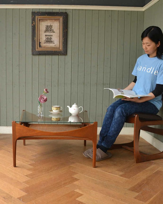 アンティークのテーブル　アンティーク家具　モダンなデザインのヴィンテージ家具、籐編みが付いたガラス天板のコーヒーテーブル。見た目だけじゃない！実用的に使えるコーヒーテーブル天板がガラスなので、見た目のデザインもシャープでカッコいいんです。(x-969-f)