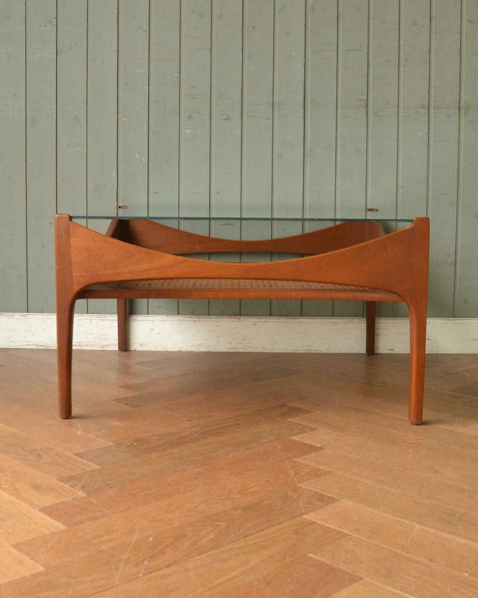 アンティークのテーブル　アンティーク家具　モダンなデザインのヴィンテージ家具、籐編みが付いたガラス天板のコーヒーテーブル。アンティークは新品ではないので、もちろん経年変化によるキズはありますが、専門の職人が目立たないようキレイにお直しをしていますのでご安心ください。(x-969-f)