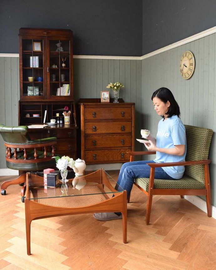 アンティークのテーブル　アンティーク家具　モダンなデザインのヴィンテージ家具、籐編みが付いたガラス天板のコーヒーテーブル。シンプルでクールなデザインがカッコいい！天板が大きなガラスのコーヒーテーブル。(x-969-f)