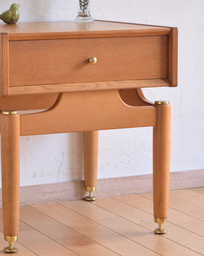 G-PLAN(Gプラン)　アンティーク家具　寝室で使えるヴィンテージ家具、G-planのサイドテーブル。これだけ小ぶりなものなら、仮住まいの方でも気軽に取り入れることが出来ます。(x-970-f)