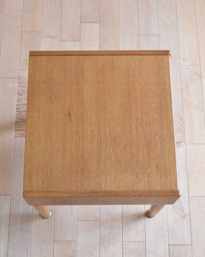 G-PLAN(Gプラン)　アンティーク家具　寝室で使えるヴィンテージ家具、G-planのサイドテーブル。天板もピカピカにお直ししました。(x-970-f)