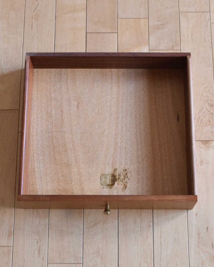 G-PLAN(Gプラン)　アンティーク家具　寝室で使えるヴィンテージ家具、G-planのサイドテーブル。引き出しが１杯付いています。(x-970-f)