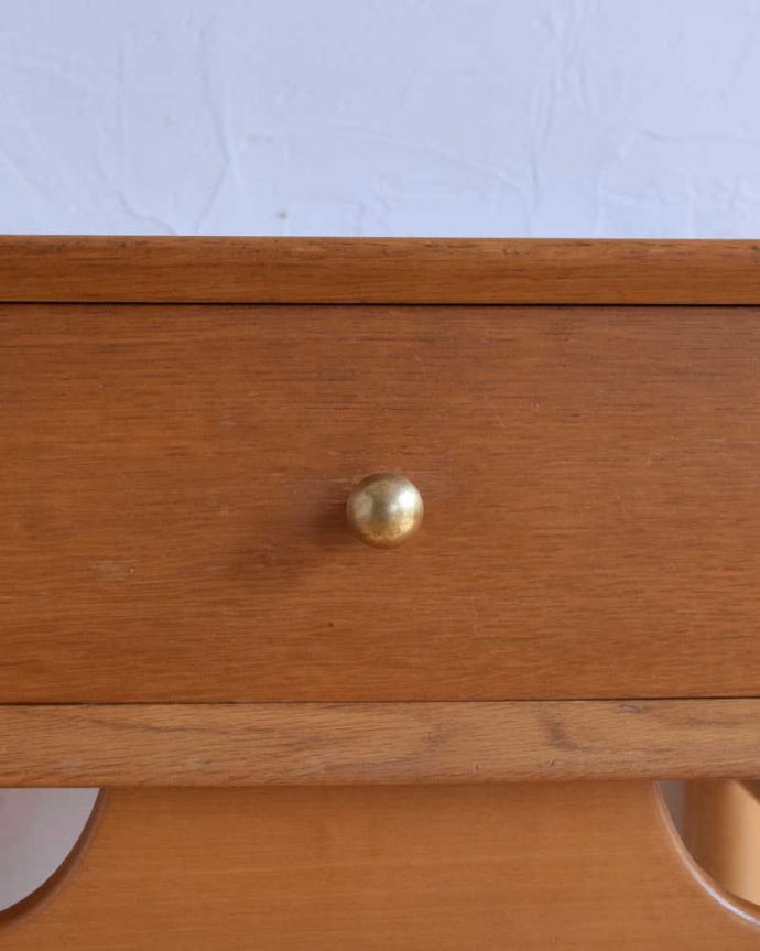 G-PLAN(Gプラン)　アンティーク家具　寝室で使えるヴィンテージ家具、G-planのサイドテーブル。引き出しの取っ手です。(x-970-f)