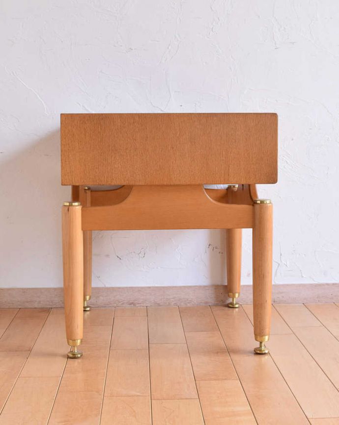 G-PLAN(Gプラン)　アンティーク家具　寝室で使えるヴィンテージ家具、G-planのサイドテーブル。脚のデザインがスタイリッシュでかっこいい！人気の北欧インテリアやシンプルモダンのお部屋にもピッタリですよ。(x-970-f)