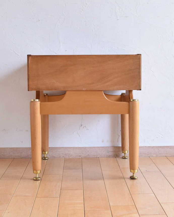 G-PLAN(Gプラン)　アンティーク家具　寝室で使えるヴィンテージ家具、G-planのサイドテーブル。アンティークは新品ではないので、もちろん経年変化によるキズはありますが、専門の職人が目立たないようキレイにお直しをしているので、後姿までキレイです。(x-970-f)