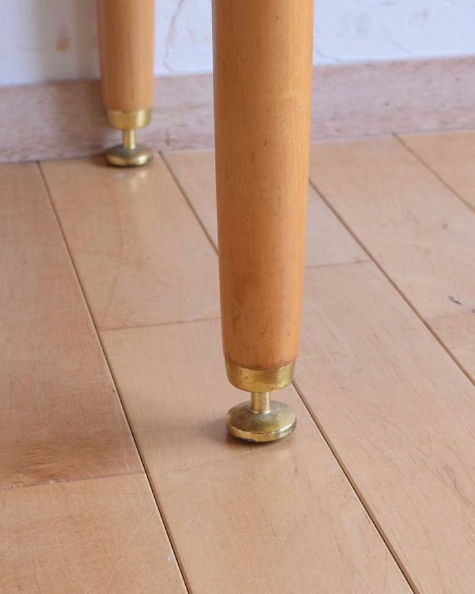 G-PLAN(Gプラン)　アンティーク家具　寝室で使えるヴィンテージ家具、G-planのサイドテーブル。まっすぐ伸びた脚です。(x-970-f)