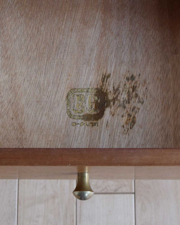 G-PLAN(Gプラン)　アンティーク家具　寝室で使えるヴィンテージ家具、G-planのサイドテーブル。「G-PLAN」のマークが付いています。(x-970-f)