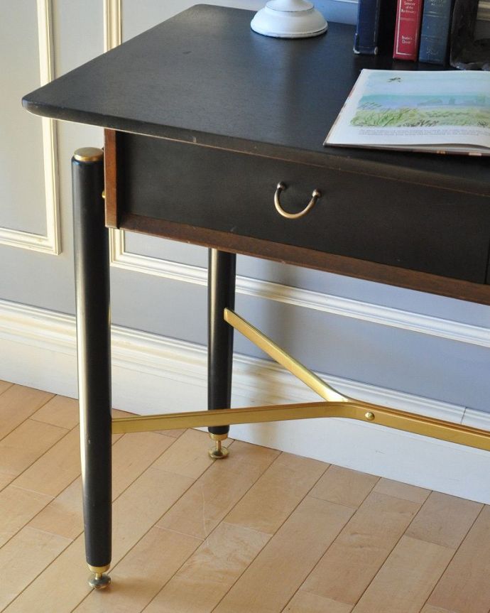 G-PLAN(Gプラン)　アンティーク家具　ビンテージの北欧家具、カッコイイG-planのデスク（Tola＆Black）。書斎だけでなく、リビングに置けばパソコンなどのちょっとした作業スペースにもなります。(x-972-f)