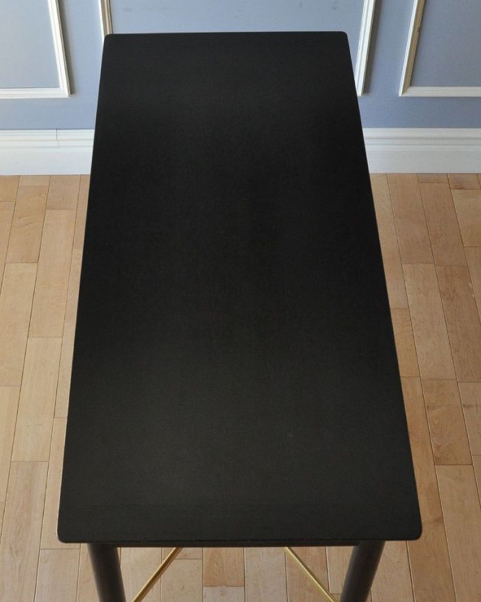 G-PLAN(Gプラン)　アンティーク家具　ビンテージの北欧家具、カッコイイG-planのデスク（Tola＆Black）。広い天板は作業がしやすくて重宝しますよ！きちんとお直ししているので、天板もキレイな状態です。(x-972-f)