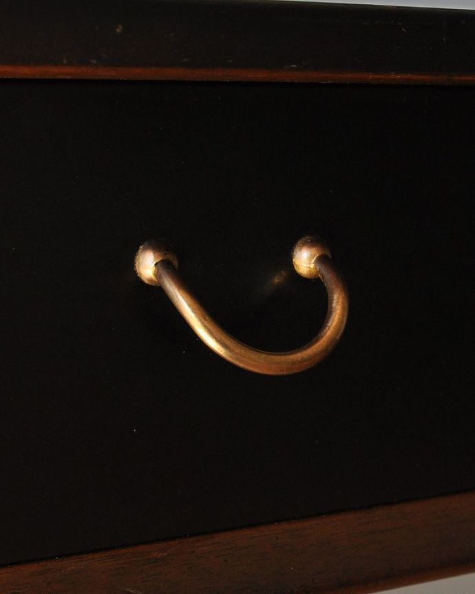 G-PLAN(Gプラン)　アンティーク家具　ビンテージの北欧家具、カッコイイG-planのデスク（Tola＆Black）。キラッと素敵なゴールドの取っ手です。(x-972-f)