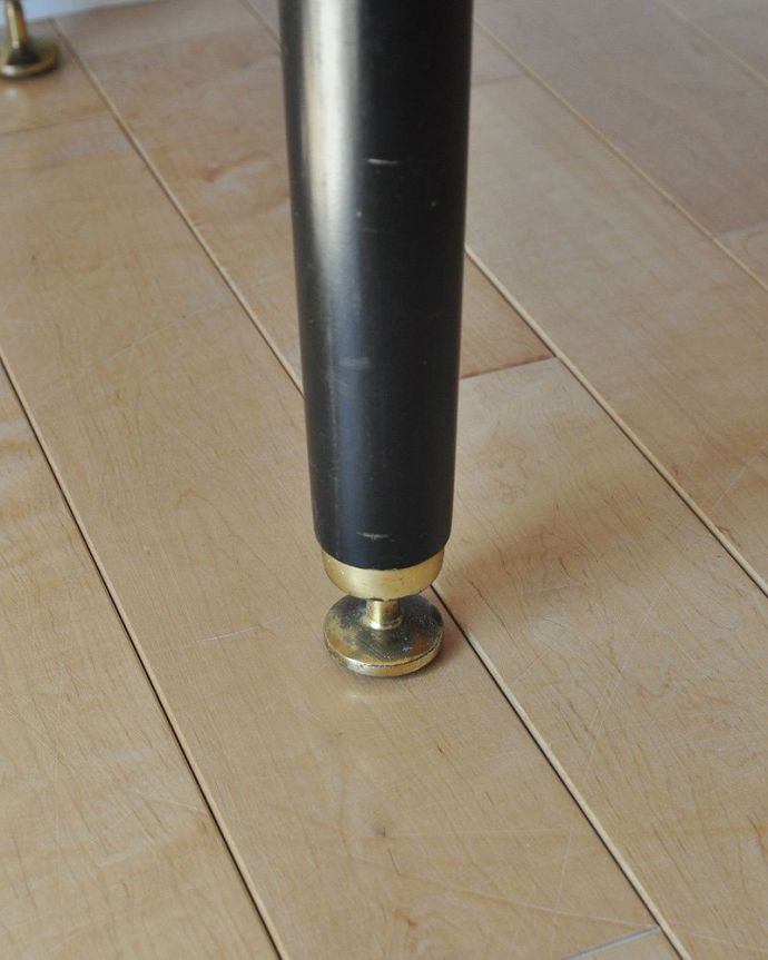 G-PLAN(Gプラン)　アンティーク家具　ビンテージの北欧家具、カッコイイG-planのデスク（Tola＆Black）。しっかりとした安定感があります。(x-972-f)