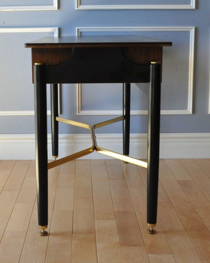 G-PLAN(Gプラン)　アンティーク家具　ビンテージの北欧家具、カッコイイG-planのデスク（Tola＆Black）。サイドも美しいです。(x-972-f)