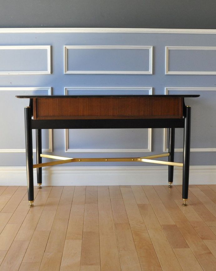 G-PLAN(Gプラン)　アンティーク家具　ビンテージの北欧家具、カッコイイG-planのデスク（Tola＆Black）。アンティークは新品ではないので、もちろん経年変化によるキズはありますが、専門の職人が目立たないようキレイにお直しをしているので、後姿までキレイです。(x-972-f)