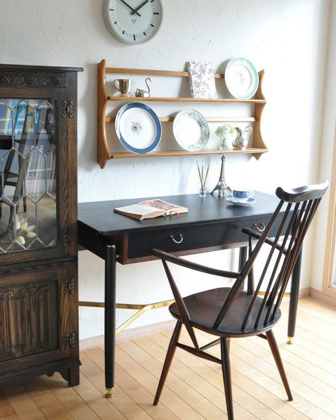 G-PLAN(Gプラン)　アンティーク家具　ビンテージの北欧家具、カッコイイG-planのデスク（Tola＆Black）。お気に入りのチェアを合わせれば、読書や裁縫、趣味の時間も楽しいひとときになります。(x-972-f)