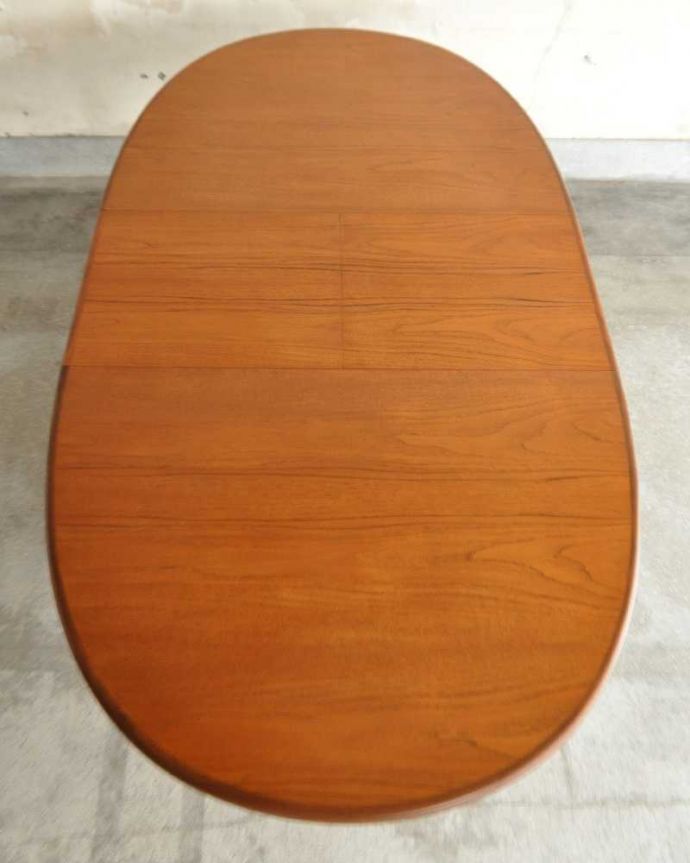 G-PLAN(Gプラン) アンティーク家具 脚がお洒落な伸張式のダイニングテーブル、G-PLANのヴィンテージ家具。天板もピカピカにお直ししました。(x-973-f)