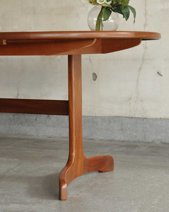 G-PLAN(Gプラン) アンティーク家具 脚がお洒落な伸張式のダイニングテーブル、G-PLANのヴィンテージ家具。しっかりとした安定感があります。(x-973-f)