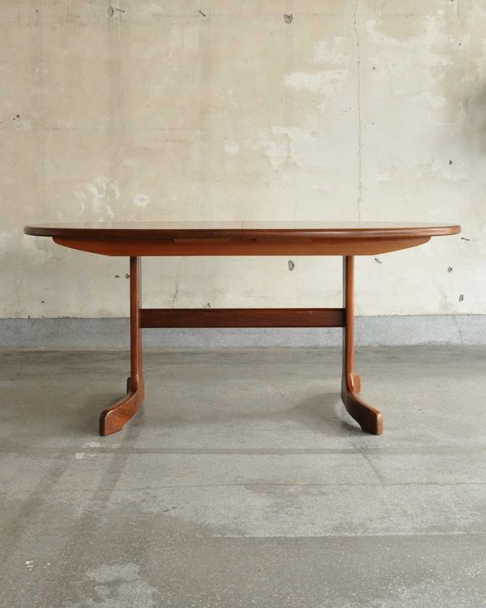 G-PLAN(Gプラン) アンティーク家具 脚がお洒落な伸張式のダイニングテーブル、G-PLANのヴィンテージ家具。閉じたときです。(x-973-f)