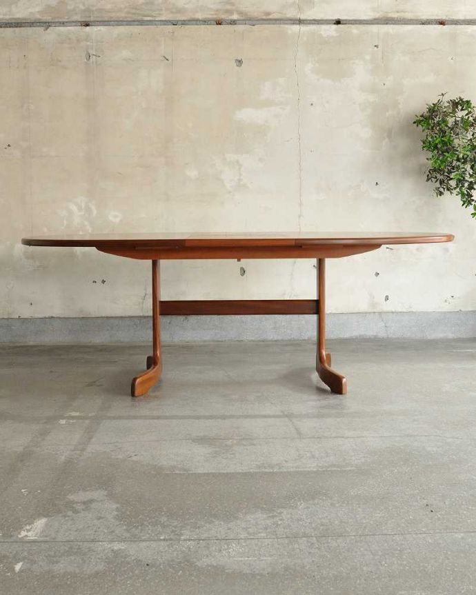 G-PLAN(Gプラン) アンティーク家具 脚がお洒落な伸張式のダイニングテーブル、G-PLANのヴィンテージ家具。もちろん常に広げたままの状態でもお使い頂けます。(x-973-f)