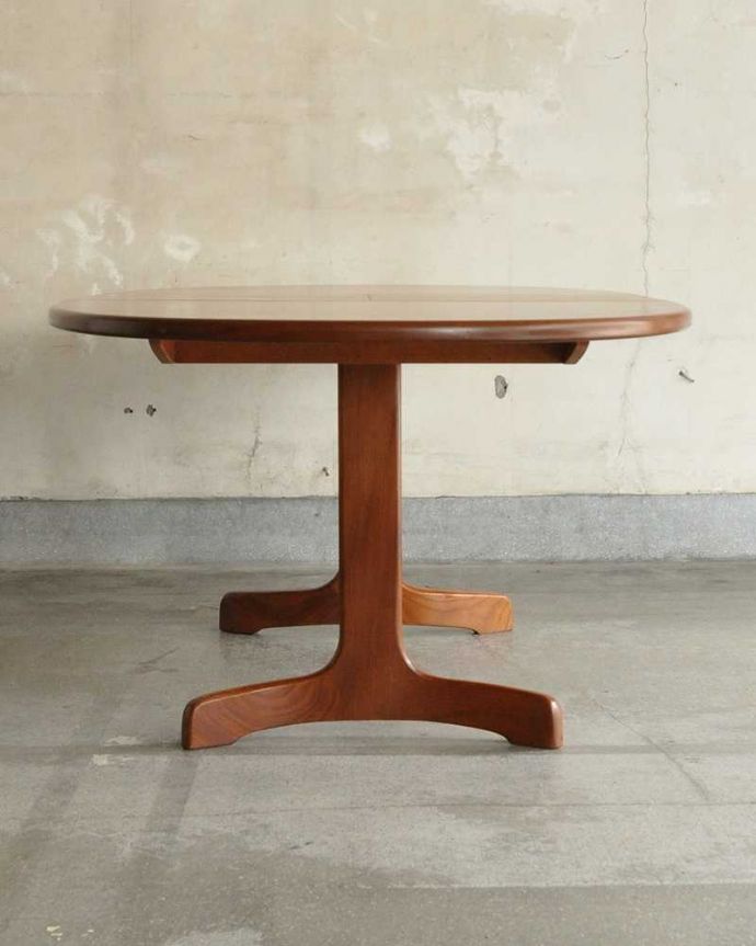 G-PLAN(Gプラン) アンティーク家具 脚がお洒落な伸張式のダイニングテーブル、G-PLANのヴィンテージ家具。閉じるとコンパクトになるのでアパートや一人住まいの方にもオススメ!。(x-973-f)