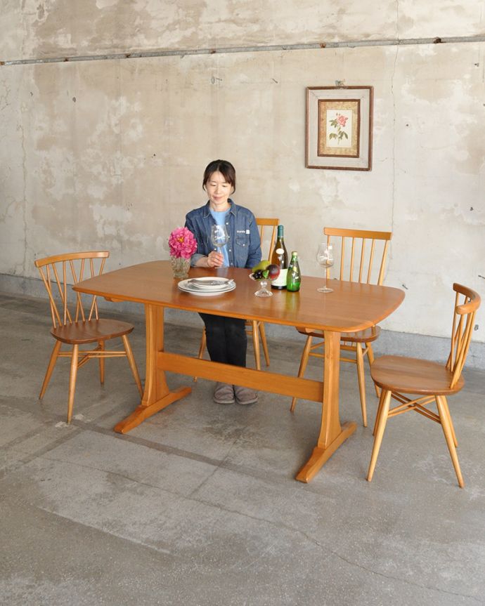 アーコールの家具　アンティーク家具　Ｔ字脚がオシャレなヴィンテージ家具、アーコール社のダイニングテーブル。カジュアルで使いやすいテーブル。(x-974-f)