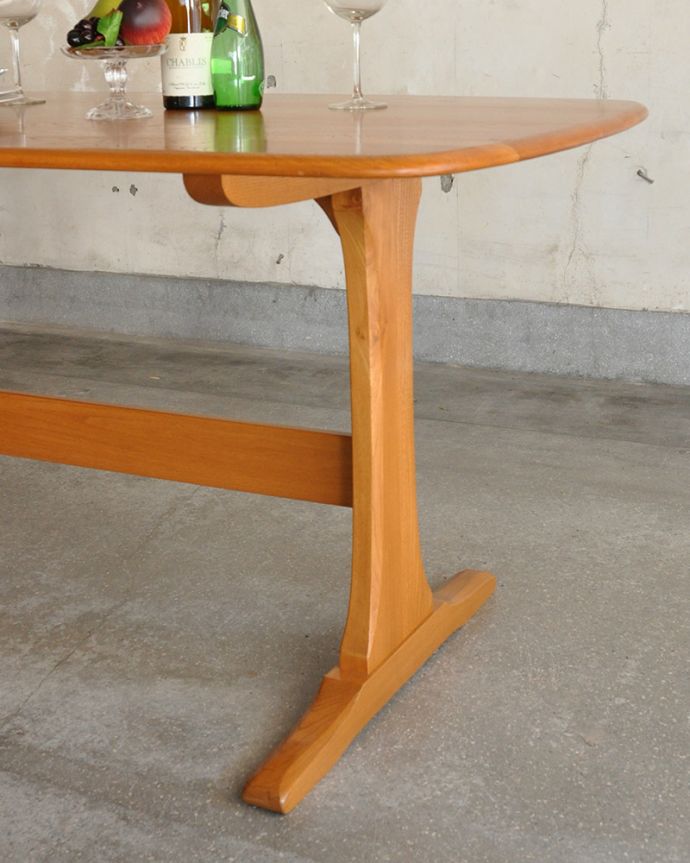 アーコールの家具　アンティーク家具　Ｔ字脚がオシャレなヴィンテージ家具、アーコール社のダイニングテーブル。４〜６人で使える大きさです。(x-974-f)